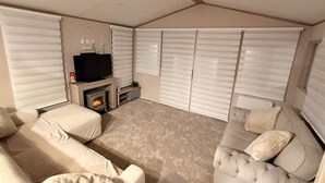 Unclassified image, 5 of 10, button - Cabin Sleeps 6 With Lake Access Parking (Northampton)