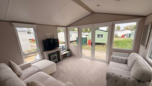 Unclassified image, 4 of 10, button - Cabin Sleeps 6 With Lake Access Parking (Northampton)