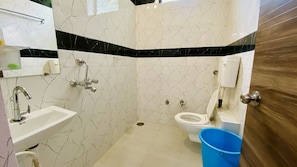 Un baño con lavamanos, inodoro y ducha.