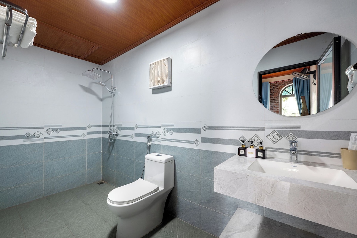ห้องดีลักซ์ดับเบิล, วิวสระว่ายน้ำ | ห้องน้ำ | ฝักบัว, ของใช้ในห้องน้ำฟรี, ไดร์เป่าผม, รองเท้าสวมภายในห้อง
