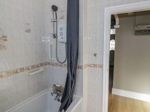 A bathroom with a shower, a toilet, and a bathtub. - Cosy Escape (Birmingham)