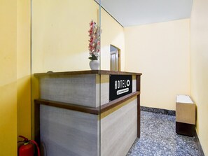 Ein Hotelrezeptionstresen mit einem Schild, das anzeigt, dass er betrieblich betreut wird.