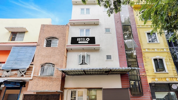Un edificio de hotel de varios pisos con un letrero que indica que ofrece servicios para empresas.