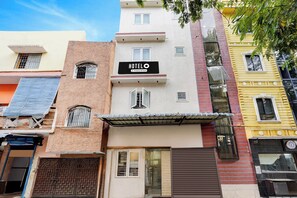 Un edificio de hotel de varios pisos con un letrero que indica que ofrece servicios para empresas.