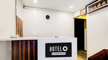 Una recepción con un cartel que dice 'HOTELO Company Serviced'.