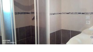 Bathroom - Vrbo Property (Le Puy-en-Velay)