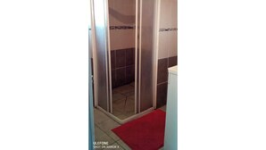 Bathroom - Vrbo Property (Le Puy-en-Velay)