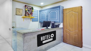 Ein Empfangsschalter mit einem Schild, auf dem 'HOTEL COMPANY-SERVED' steht.