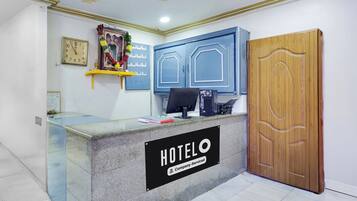 Ein Empfangsschalter mit einem Schild, auf dem 'HOTEL COMPANY-SERVED' steht.