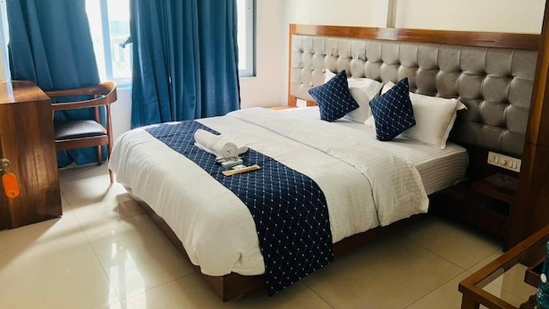 Ein Hotelzimmer mit einem Bett, einem Schreibtisch und einem Stuhl.
