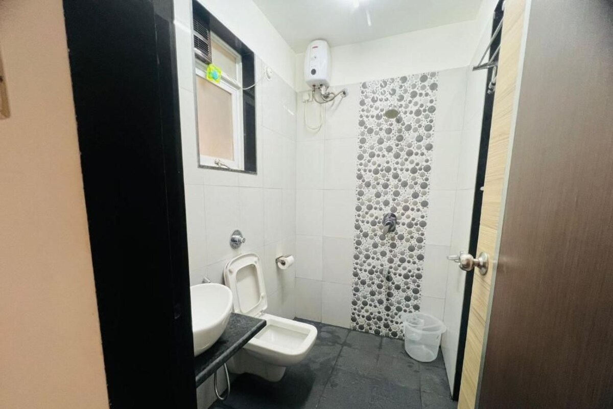 Casa de banho pequena com sanita, bidé e zona de duche.