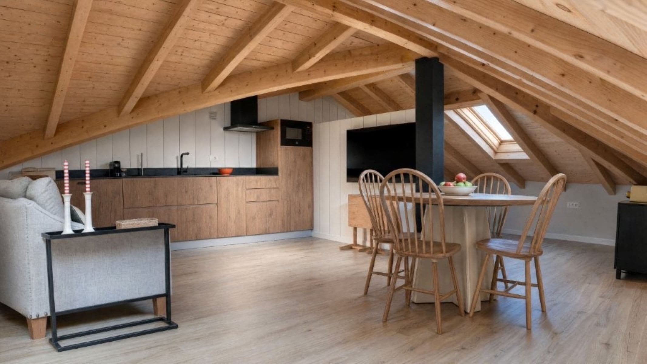 Una habitación estilo loft con cocina, comedor y una zona de estar acogedora.