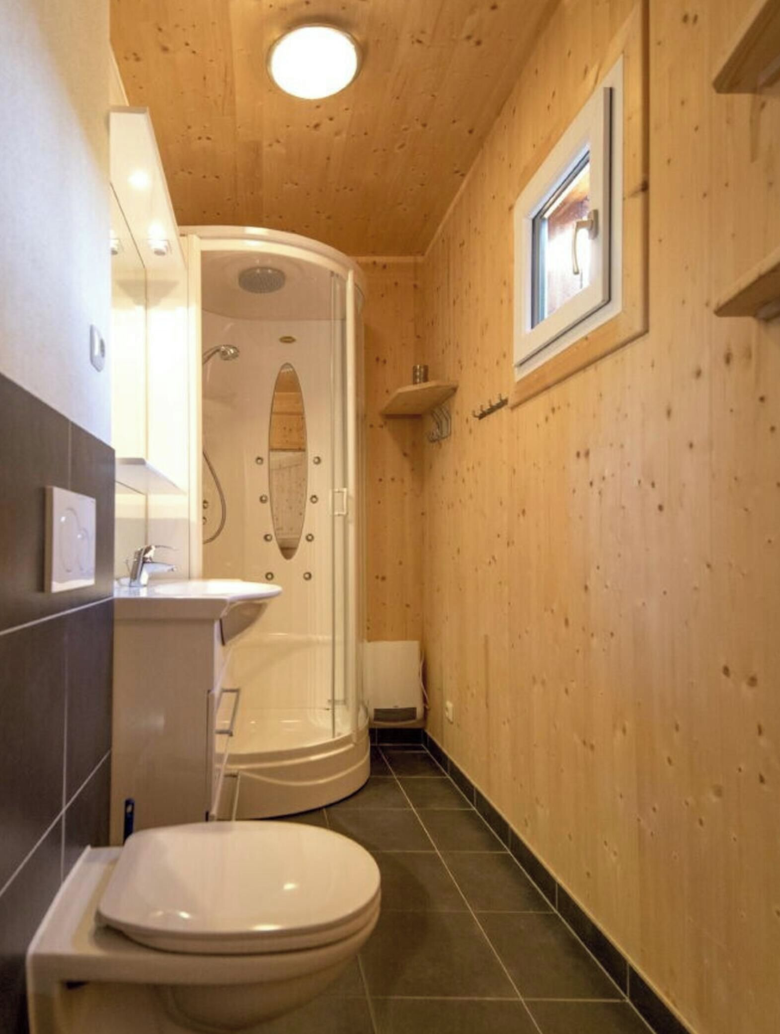 Un baño con ducha, inodoro y lavamanos.