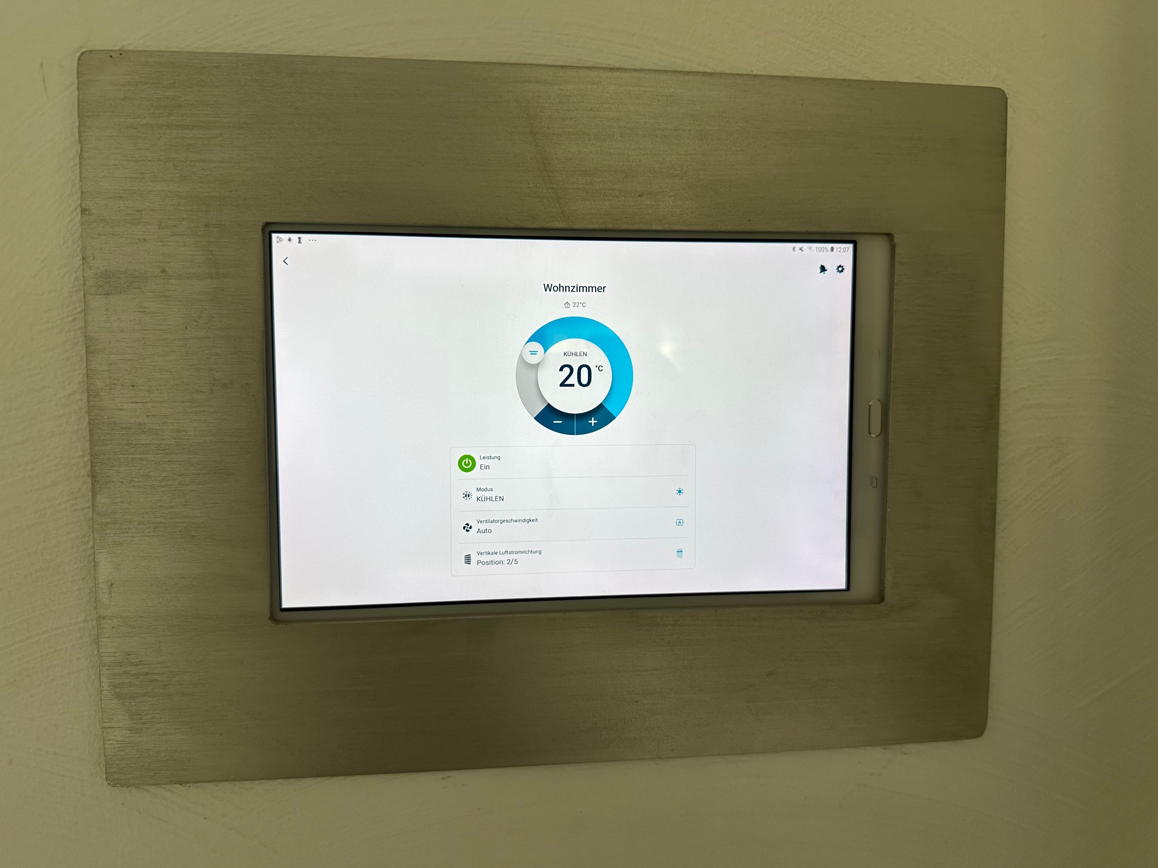 Un termostato con display digitale che indica una temperatura di 20 gradi Celsius, una modalità impostata su 'KÜHLEN' e una velocità della ventola su 'Auto'.