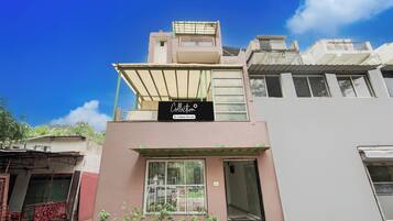 A building with a sign indicating it is a company-serviced collection.
