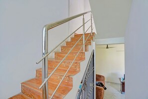Una escalera con barandilla metálica y peldaños decorados que conducen a una plataforma.