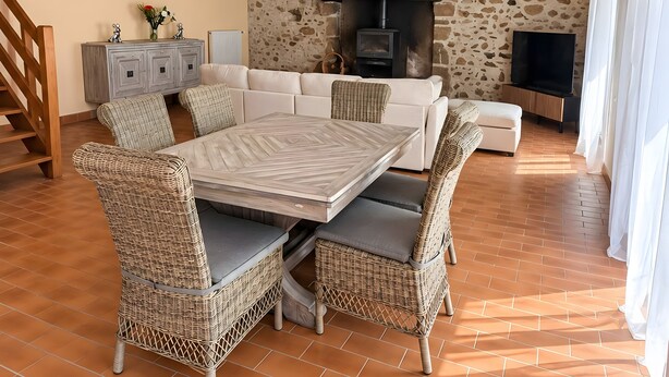 A spacious living area with a high ceiling, a fireplace, a television, and a dining set. - Cottage 'L’échappée Bleue De Marguerite' with private pool, terrace and Wi-Fi (Évron)