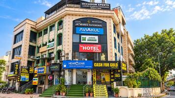 Un edificio de varios pisos que alberga diversos negocios, incluyendo un hotel, una academia de sistemas aéreos no tripulados y una joyería.