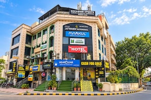 Un edificio de varios pisos que alberga diversos negocios, incluyendo un hotel, una academia de sistemas aéreos no tripulados y una joyería.