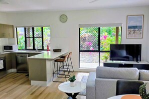 A modern living space with a kitchen, dining area, and seating. - Lush Getaway, Smithfield (Smithfield)