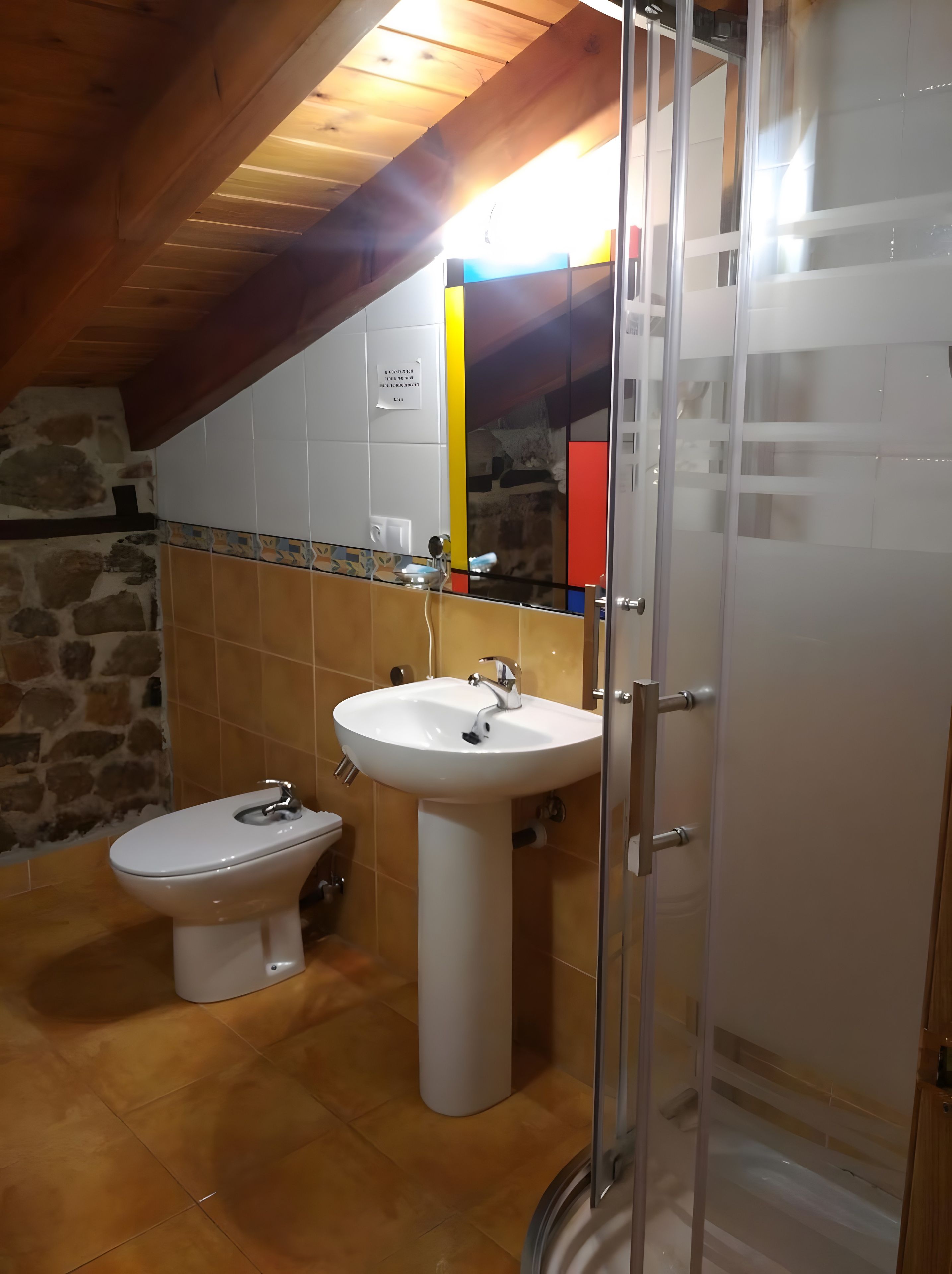 Un baño con inodoro, lavabo y ducha.