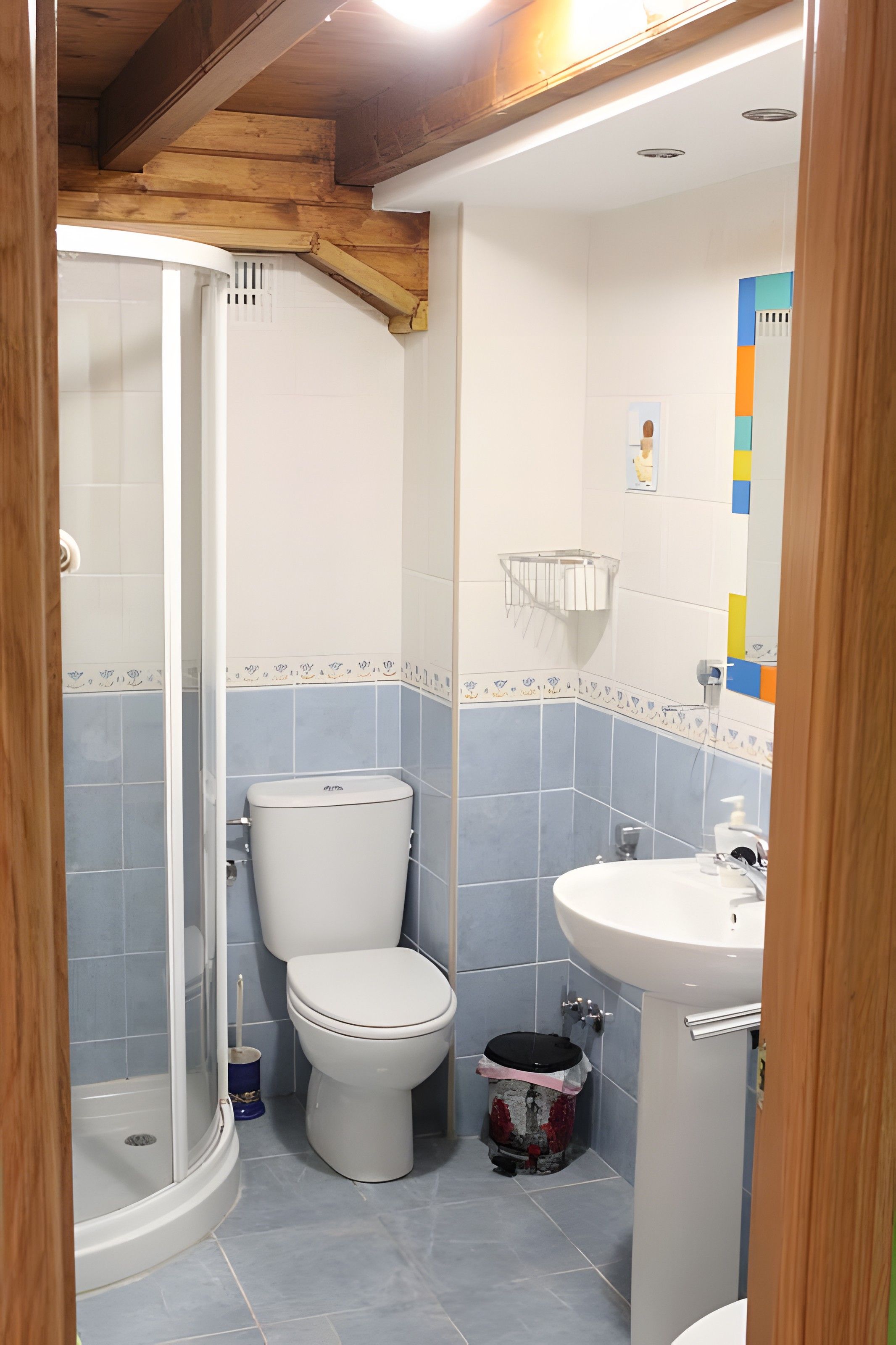Un baño con ducha, inodoro y lavabo.