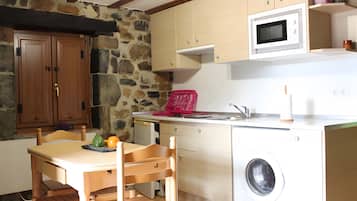 Coffee/tea maker, fridge, microwave, toaster