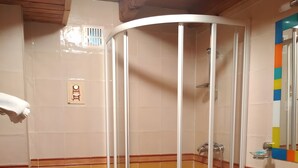 Un baño con inodoro, ducha y lavabo.