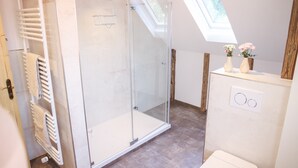 A modern bathroom with a glass shower enclosure, a towel rack, and a skylight. - Apartment 'Ferienwohnung Schätzle' (Fischerbach)