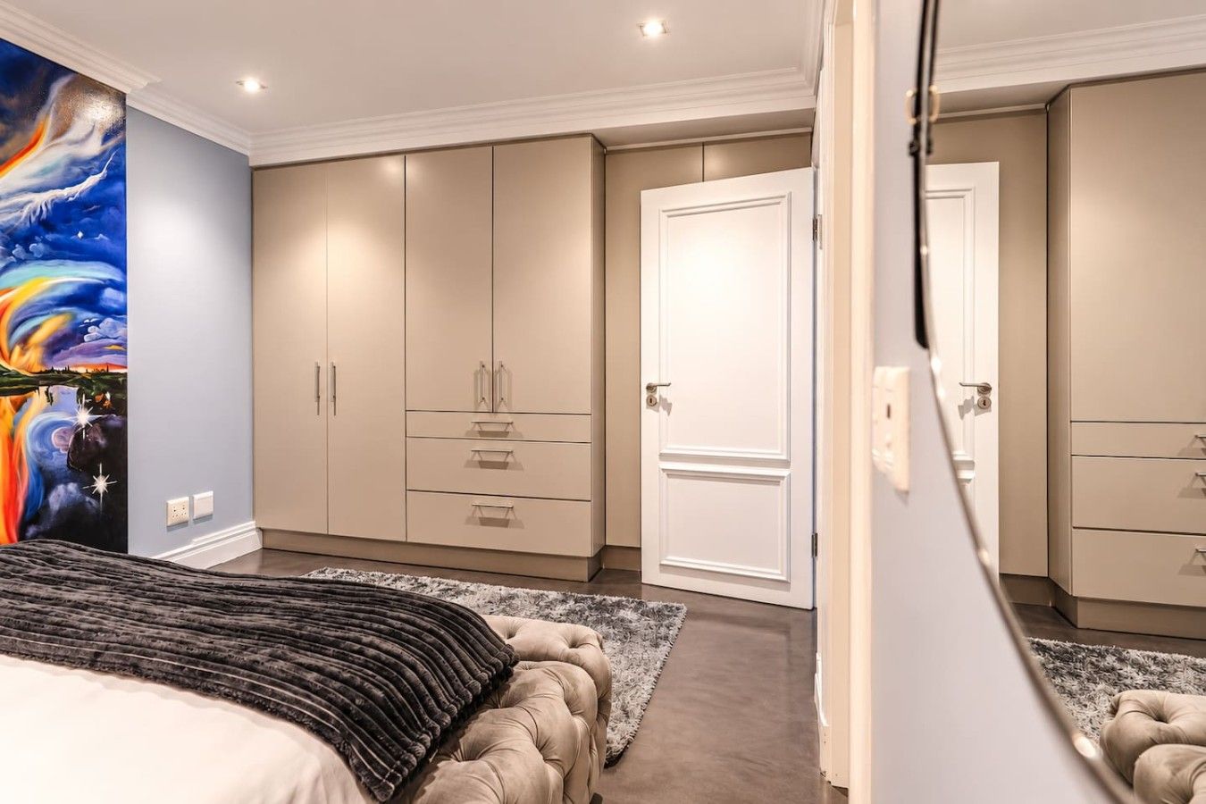 Ein Schlafzimmer mit einem Bett, einem Kleiderschrank und einer Tür.