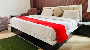 Une chambre à coucher moderne avec un lit, des tables de chevet et un tapis vert.