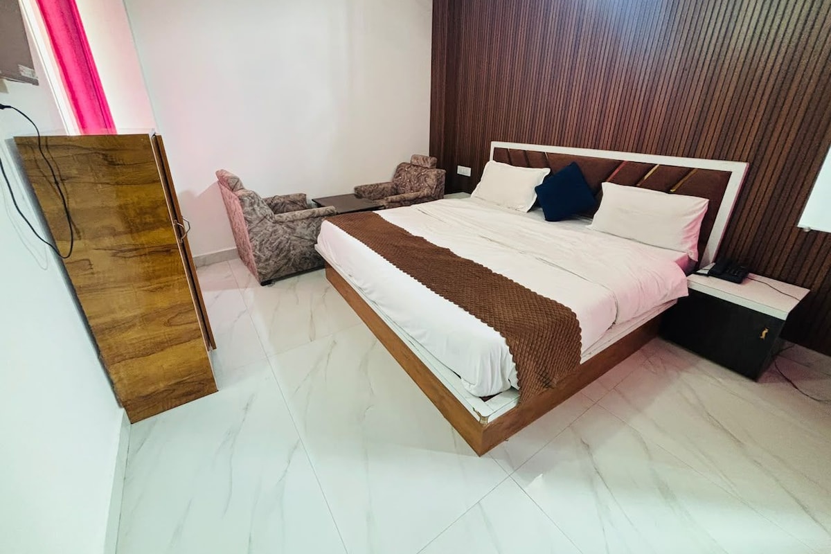 Un dormitorio con cama, mesita de noche y armario.