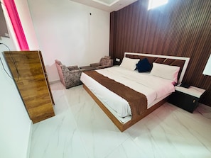 Un dormitorio con cama, mesita de noche y armario.
