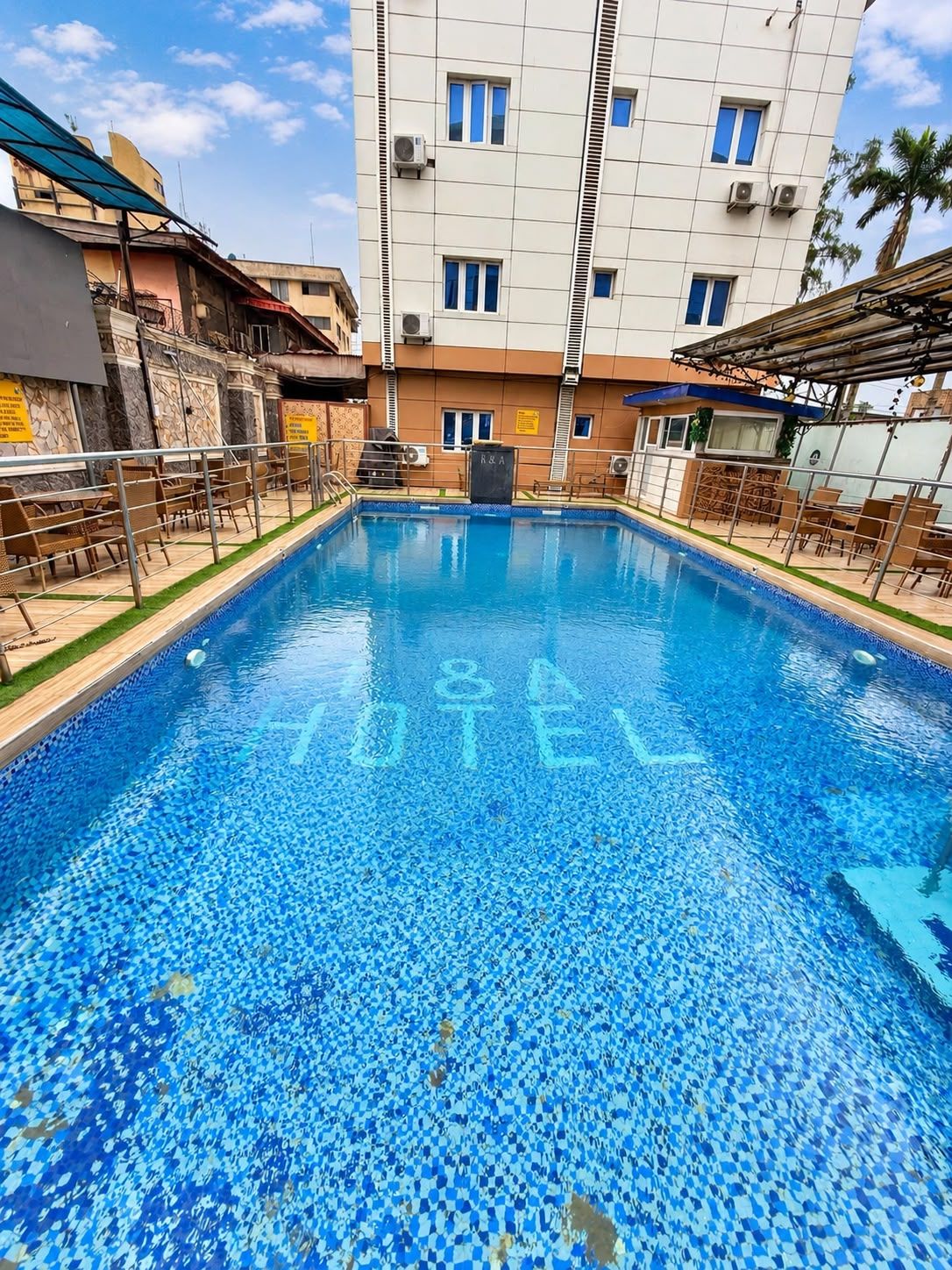 Une piscine dont le fond est recouvert de carreaux et sur laquelle on peut lire l’inscription « HÔTEL ».