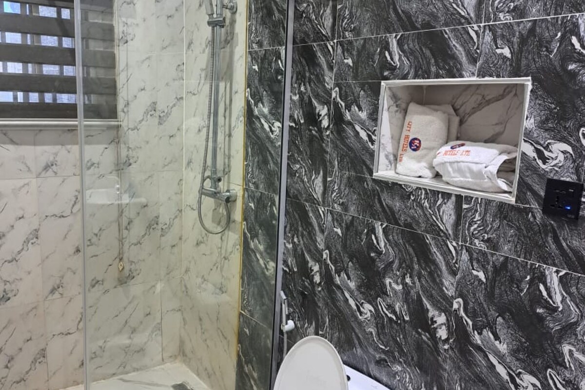 Basic Studio | Bathroom | Towels, soap, shampoo, toilet paper