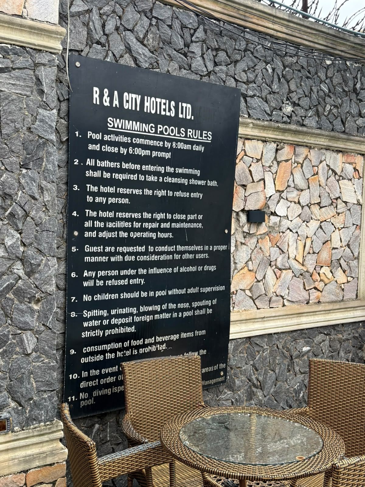 Un panneau indiquant les règles d’utilisation de la piscine pour les hôtels R&A City Hotels Ltd.