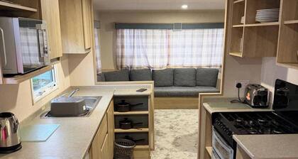 3 Bed Caravan - Free Parking & Pet-friendly