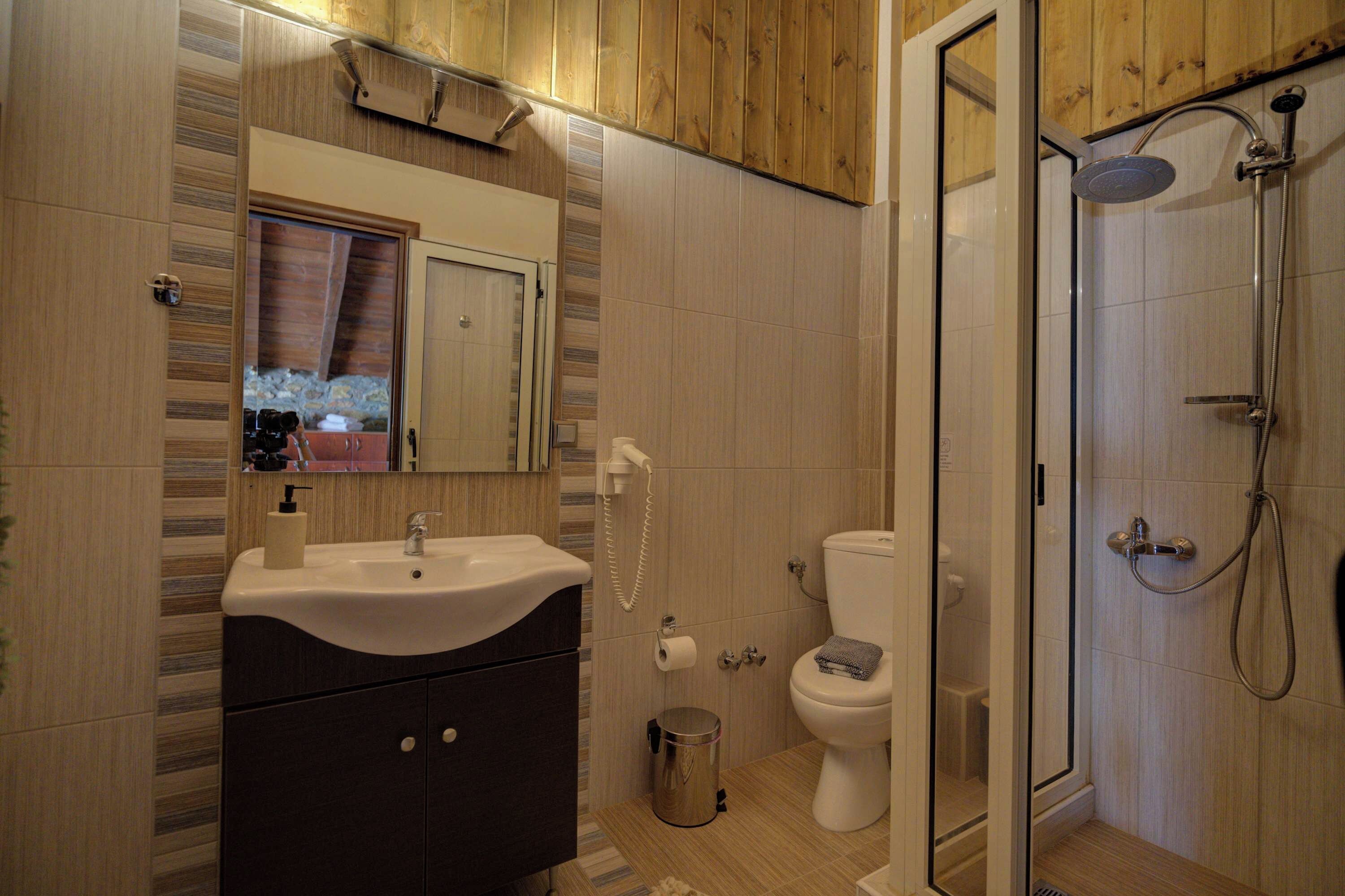 Ein Badezimmer mit Waschbecken, Toilette und Dusche.