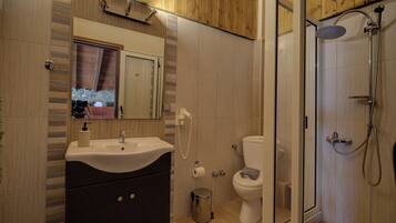 Ein Badezimmer mit Waschbecken, Toilette und Dusche.