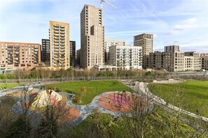Ein Wohngebiet mit Hochhäusern, einem Park mit Rundkurs und einem Fußweg.