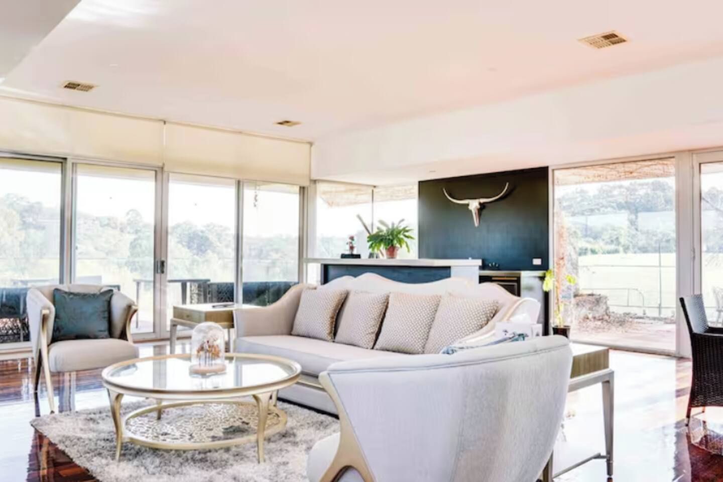 Un salon moderne avec un canapé, une table basse et une grande fenêtre.