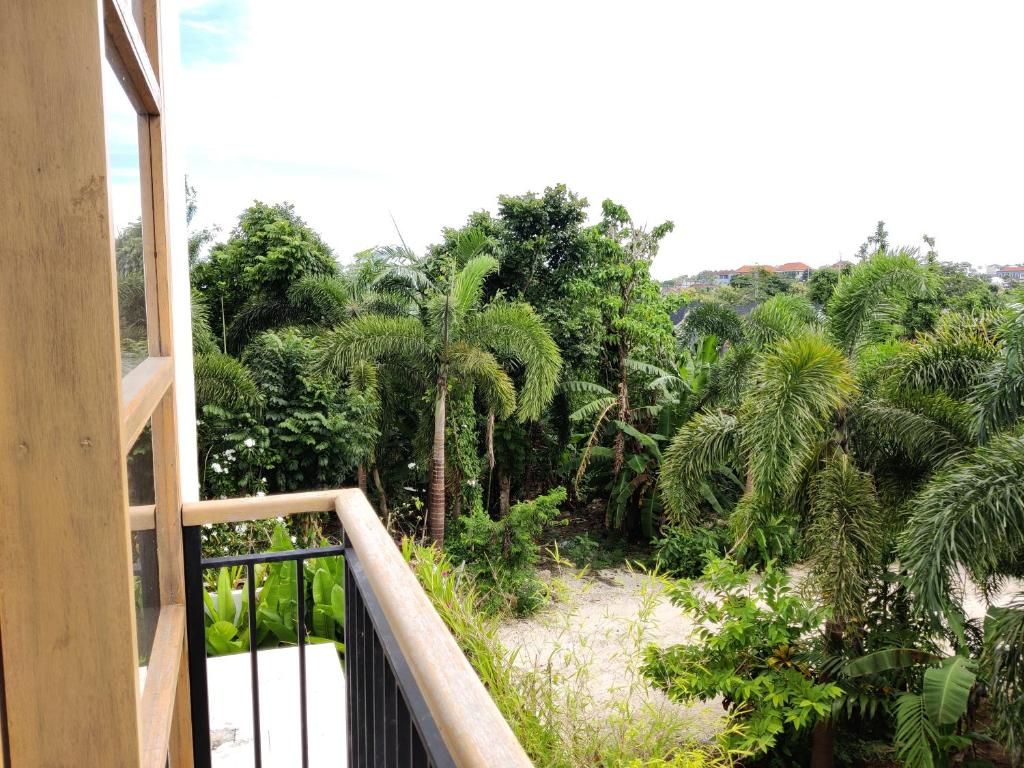 Un balcón con vista a densa vegetación tropical.
