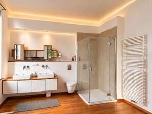 Shower, hair dryer, towels, soap - Vrbo Property (Berlin)