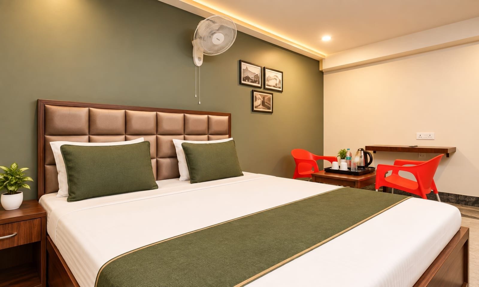 Una habitación de hotel con cama, mesita de noche y escritorio con silla.