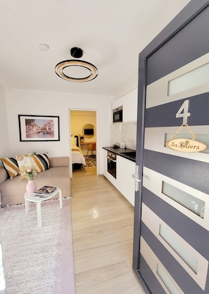 Een modern appartement met een woonkamer, keuken en slaapkamer.