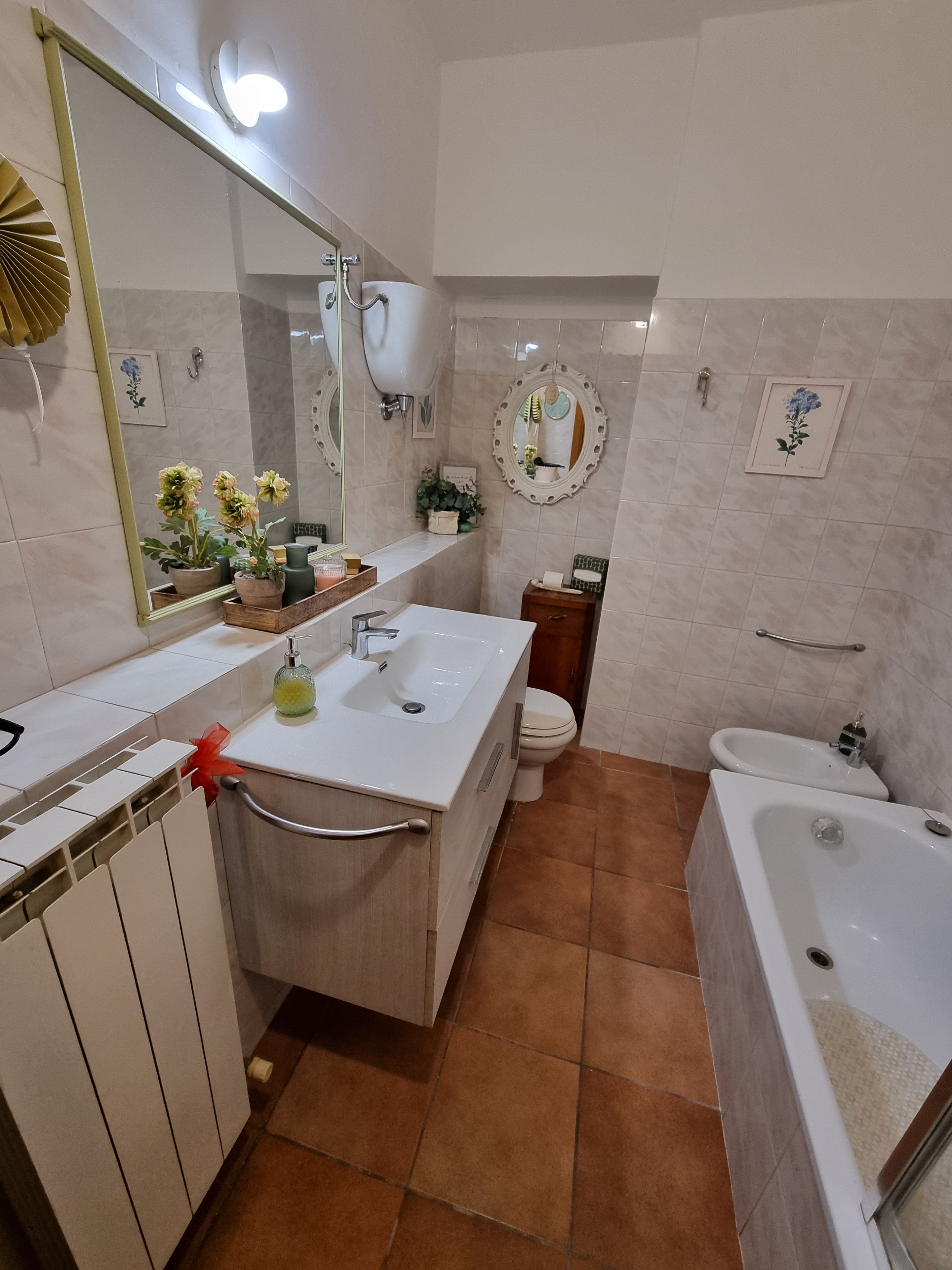 Un bagno moderno con lavabo doppio, servizi igienici e vasca da bagno.