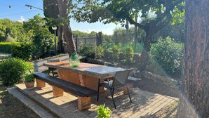 An outdoor patio area with a brick table, benches, and a potted plant. - B&B La Locanda delle Idee Perugia – Apartment in a stone farmhouse (Umbria)