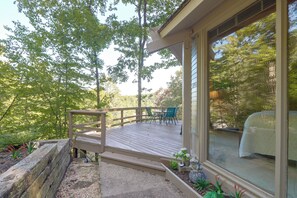 A wooden deck with a table and chairs, surrounded by trees. - Boaters Paradise! Hiwassee Lake Treetop Retreat (Murphy)