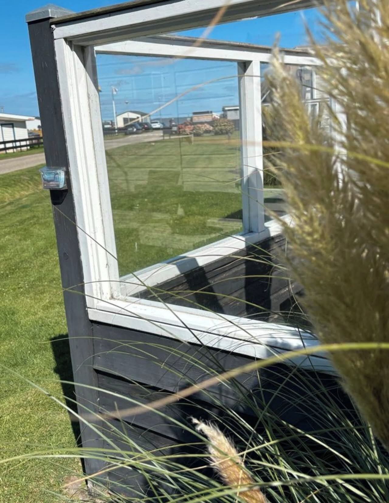 Een uitzicht op een grasveld en een weg.