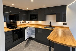 Unclassified image, 3 of 10, button - Bedford 1-bed Apartment, Sleeps 4 With Parking (Bedford)